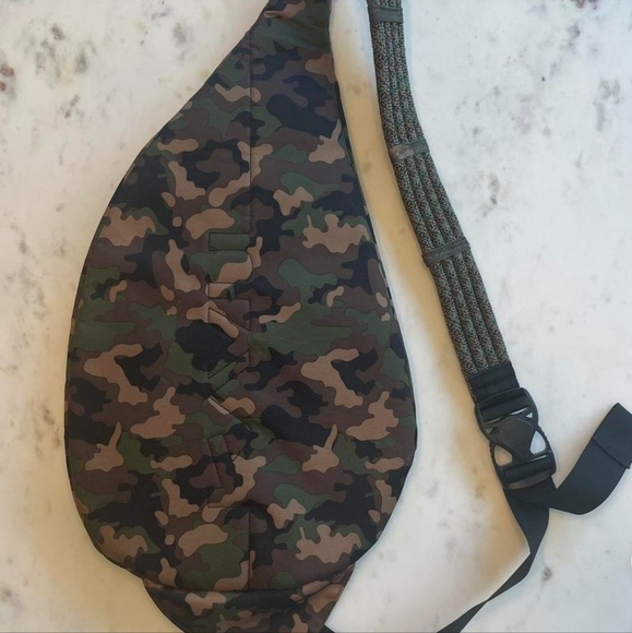KAVU Camo Sling Crossbody Bag NWOT - Picture 4 of 4
